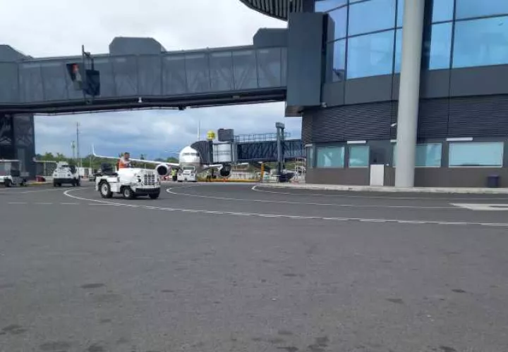 Vista de una de las plataformas de la Terminal 2 del aeropuerto. Archivo