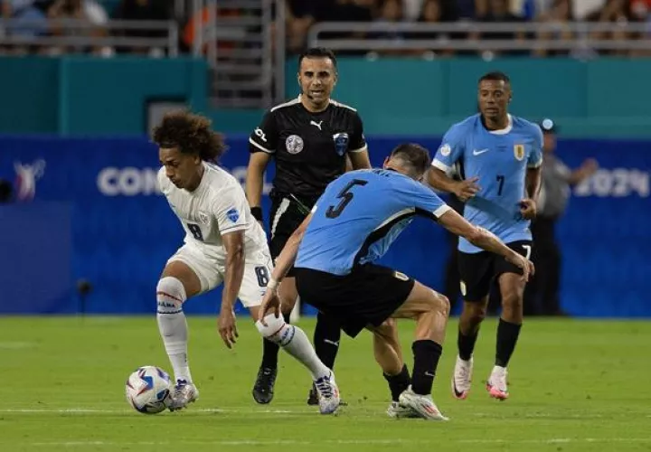 Adalberto 'Coco' Carrasquilla de Uruguay (8) y Manuel Ugarte  de Uruguay. Foto: EFE