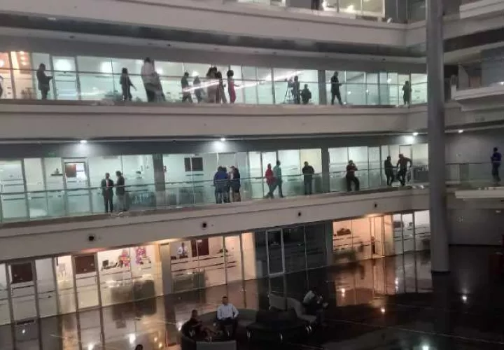 Vista del interior del edificio nuevo, donde se encuentran los despachos de los diputados. Se observa bastante personas en los pasillos.