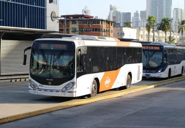 Los usuarios sufren un calvario debido a la falta de buses. Foto: Cortesía/MiBus