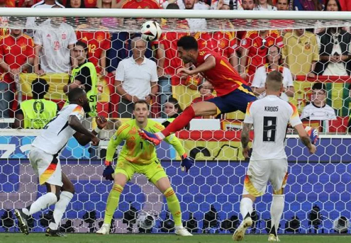 El español Mikel Merino remata de cabeza, durante el partido de cuartos de la Eurocopa 2024 entre España y Alemania.Foto: EFE