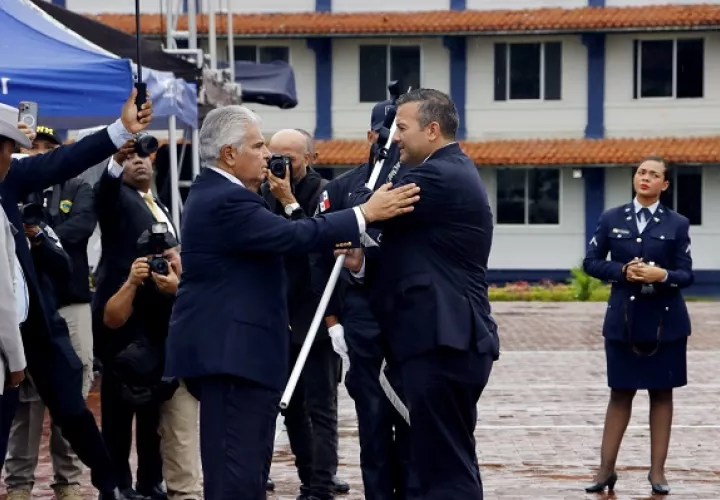 José Raúl Mulino entrega el mando de la Policía Nacional a Jaime Fernández. Foto: Víctor Arosemena