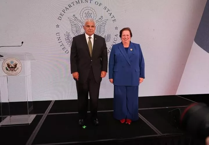 El presidente José Raúl Mulino y la Embajadora de Estados Unidos en Panamá, Mari Carmen Aponte. Foto: @usembpan