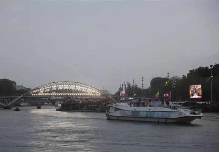 Las delegaciones de Ecuador y Emiratos Árabes Unidos desfilan por el río Sena, durante la ceremonia de inauguración de los Juegos Olímpicos de París 2024, en la capital francesa.