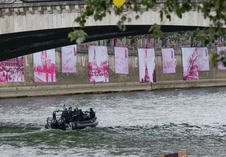 Si bien el Sena fue el viernes el escenario de inauguración de los Juegos Olímpicos, la lluvia ha hecho que los niveles de calidad de las aguas no sean aptas. Foto: EFE