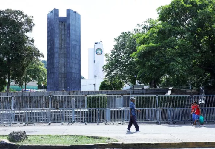 Las vallas fueron colocadas para protección cuando se den manifestaciones. Foto: Cortesía 