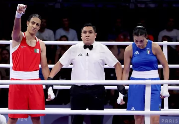 Imane Khelif de Argelia (izq.) es declarada ganadora en su pelea contra Ángela Carini de Italia en el boxeo olímpico. Foto: EFE