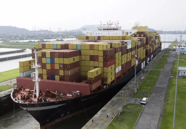 Buque portacontenedores transita por las esclusas de Cocolí del Canal de Panamá. Foto: EFE