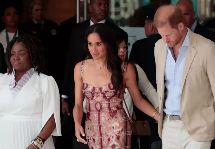 La vicepresidenta de Colombia, Francia Márquez (i), y los duques de Sussex, el príncipe Enrique (d) y Meghan, asisten a un acto este jueves, en Bogotá (Colombia). Foto: EFE / Carlos Ortega