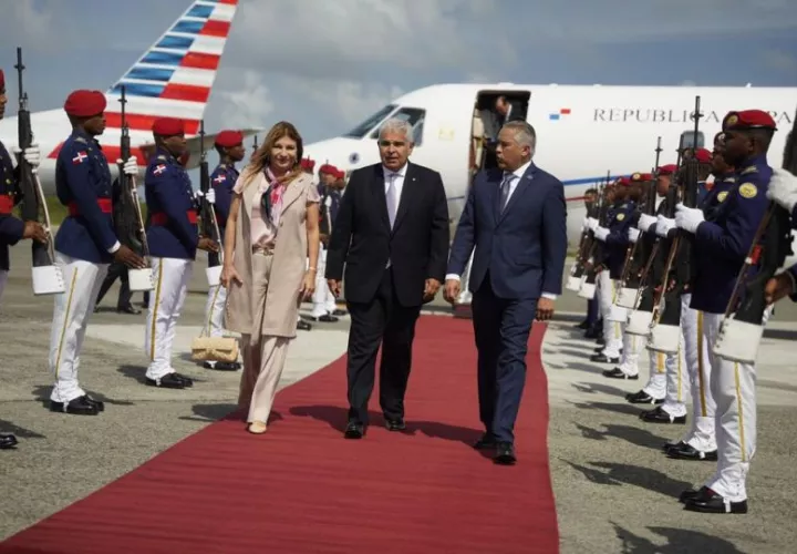Llegada del presidente, José Raúl Mulino junto a la primera dama, Maricel de Mulino. Foto: Cortesía