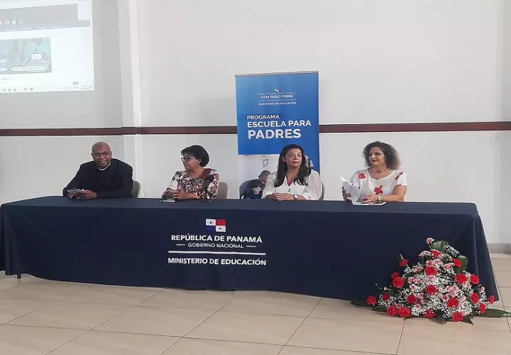 Autoridades religiosas y del Meduca durante lanzamiento del programa "escuela para padres". Vivian Jiménez 