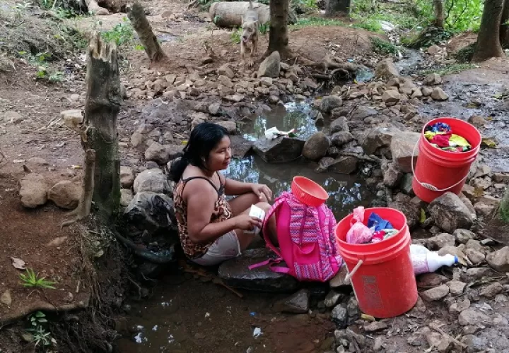 Miles de panameños actualmente viven sin acceso a agua potable. Foto: Archivo