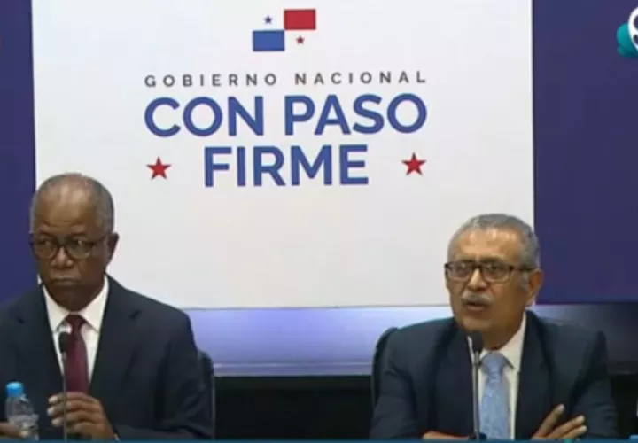    El subdirector de la CSS, Rogelio Gordón junto a Francisco Bustamante miembro de la mesa de IVM.