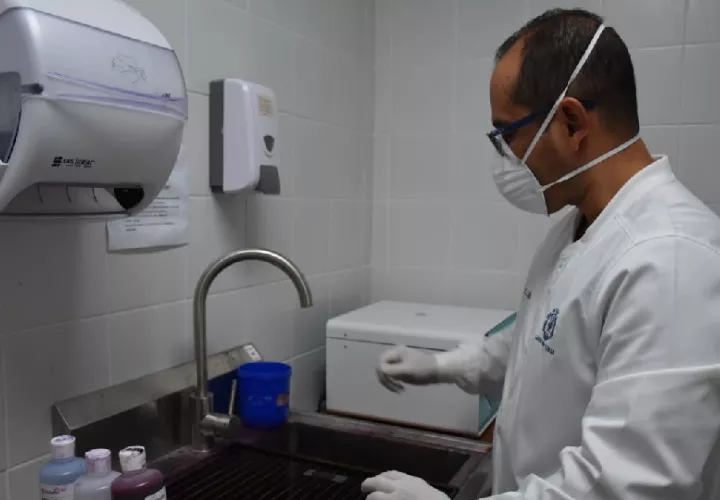 El diagnóstico de la lepra se realiza a través de pruebas de laboratorio de baciloscopia y biopsia de piel, y el tratamiento va desde los 6 meses a 1 año, de acuerdo al caso, agregó la dermatóloga. Foto. Cortesía. CSS