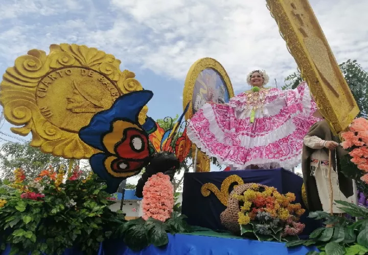 Las calles de Chitré se llenaron de alegría con el sonido de las tunas y las danzas que representaban las tradiciones más emblemáticas de la región.  Foto. Thays Domínguez
