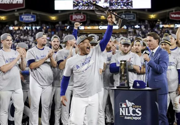 Dave Roberts, piloto de los Dodgers festeja el título del banderín de la Liga Nacional. Foto: EFE