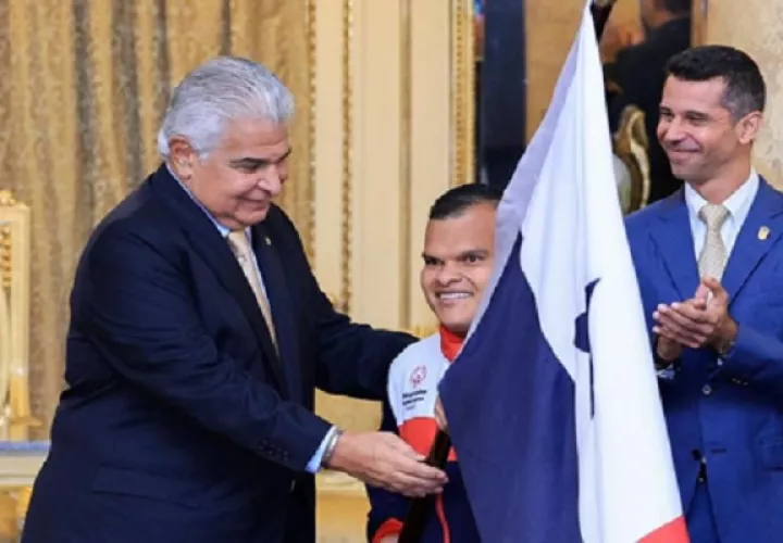 José Raúl Mulino entrega la bandera a Anel Lorenzo del futsal. Foto: Cortesía.