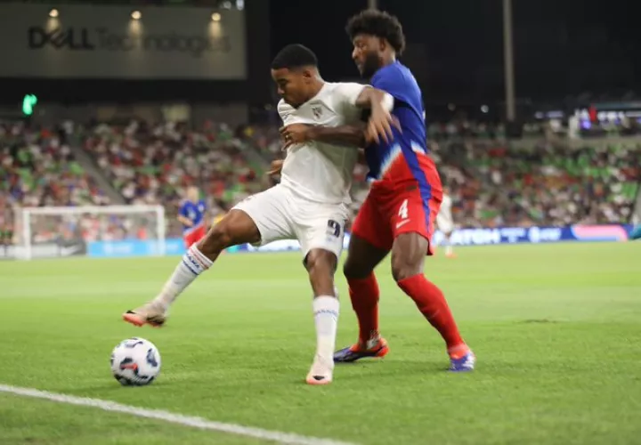 Eduardo Guerrero de  Panamá cubre el balón ante el acecho de Mark Mckenzie. Foto: Fepafut