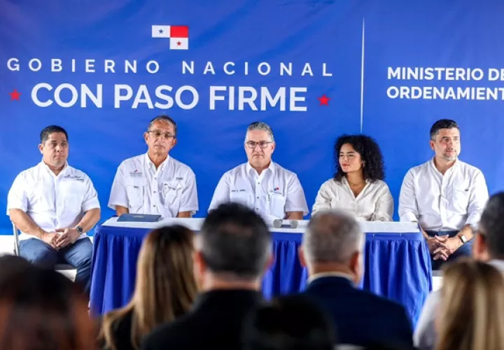 Autoridades participan de acto.