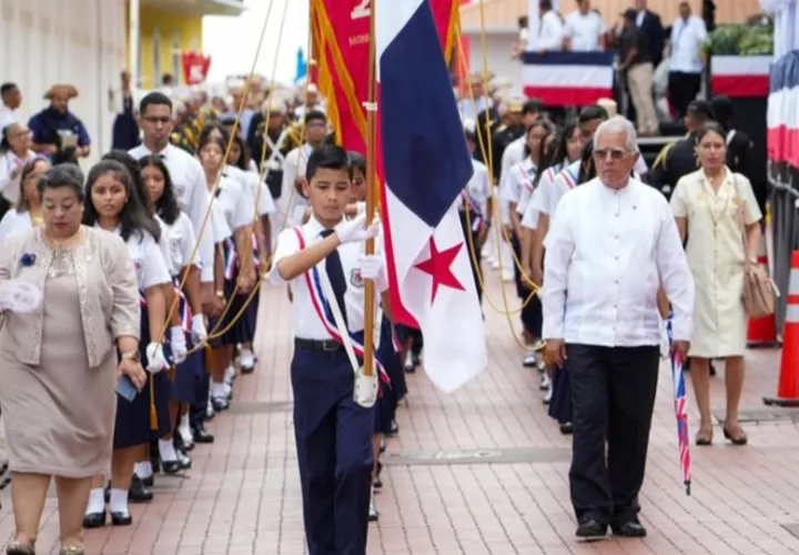 Estudiantes desfilan frente a la Presidencia este domingo 3 de noviembre. Foto: Sertv
