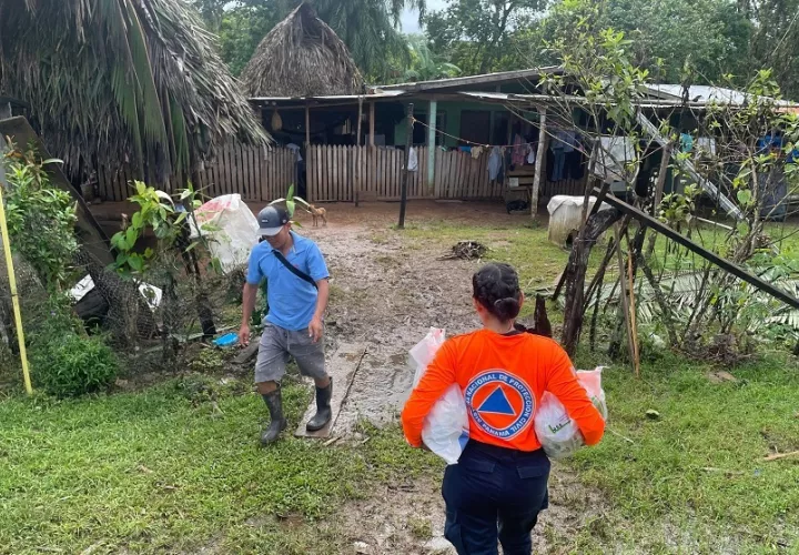 Personal de Sinaproc lleva ayuda a la comunidad de Corozal en Las Palmas de Veraguas. Foto: Cortesía Sinaproc