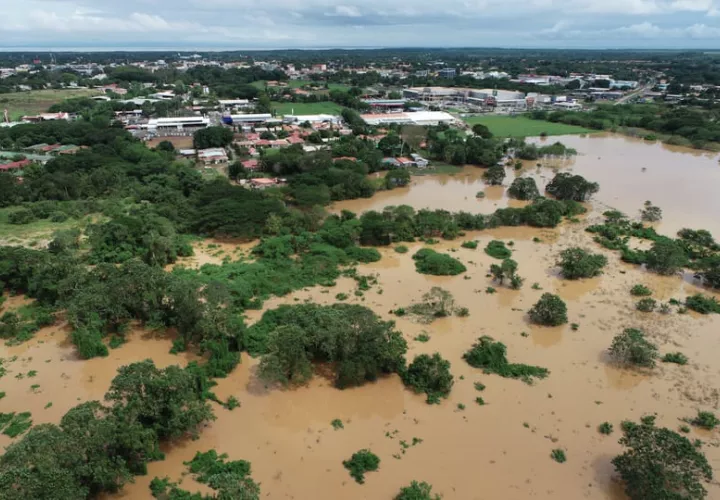 Crecida del río La Villa provoca inundaciones. Foto: Cortesía