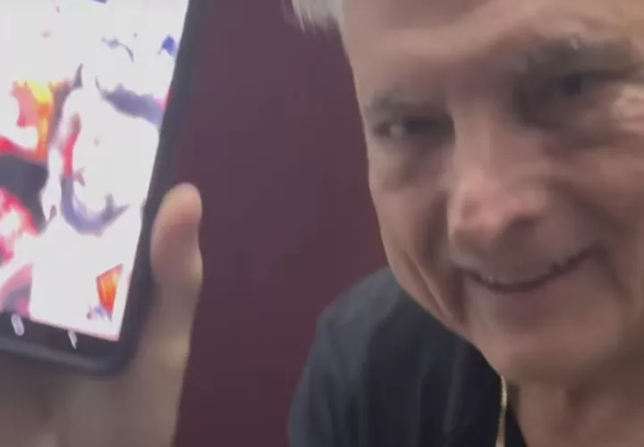 El expresidente Ricardo Martinelli muestra la videollamada con la sele.