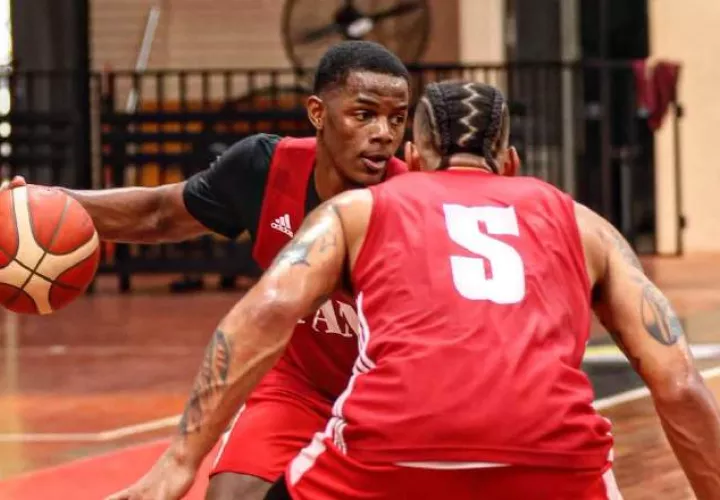 Iverson Molinar con el balón  y Trevor Gaskins (5) en los entrenamientos de Panamá en Paraguay. Foto: Fepaba