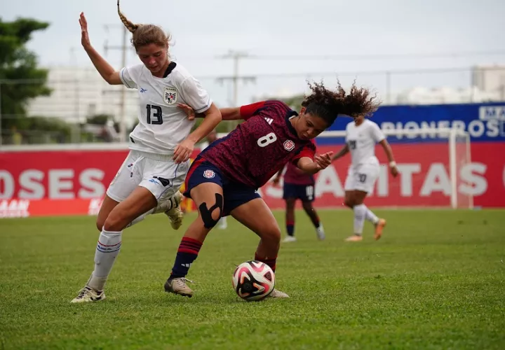 Riley Tanner de Panamá (13) disputa el balón contra María Paula Arce de Costa Rica (8) en el juego amistoso en Cancún, México. Foto: FPF