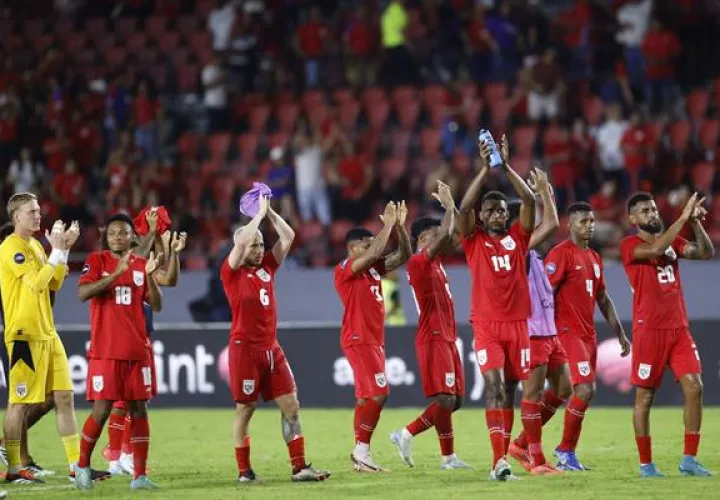 Jugadores panameños festejan con su afición en el Rommel Fernández. Foto: EFE