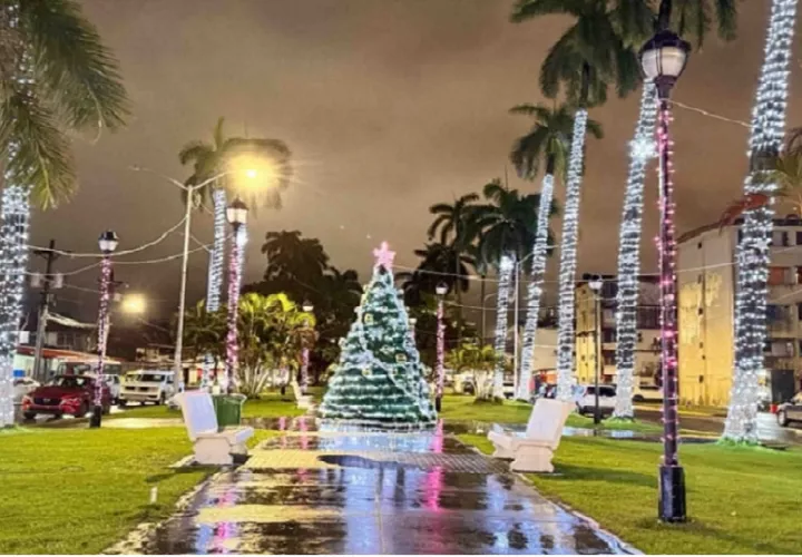  Un ambiente navideño fue instalado por la Alcaldía del distrito de Colón. Foto: Diómedes Sánchez 