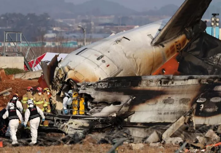 Los bomberos trabajan en los restos del avión Jeju Air. Foto: EFE