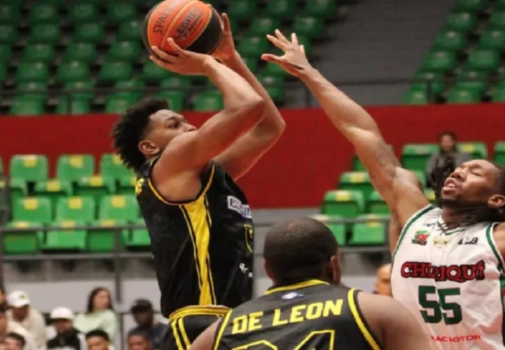 Correcaminos de Colón venció a Toros de Chiriquí en el segundo partido de la serie final de la LPB. Foto: Fepaba