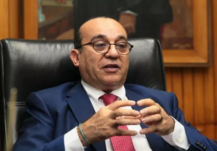 Rector Eduardo Flores. 