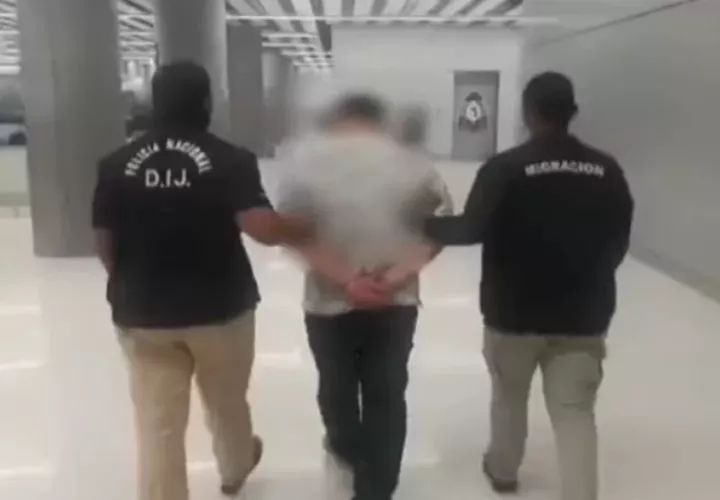 Captura del presunto sospechoso en el Aeropuerto Internacional de Tocumen. Foto: Cortesía