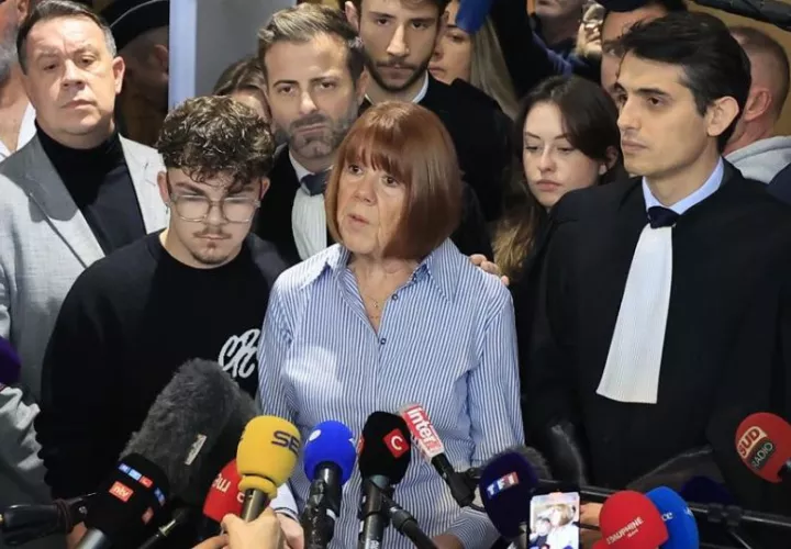  Gisèle Pelicot junto a sus abogados. Foto: EFE