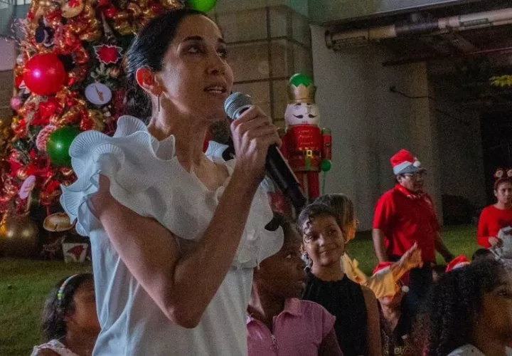 La ministra Maruja Herrera anunciando las actividades de diciembre.