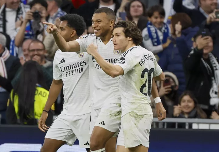Mbappé (centro) festeja el segundo gol del Real Madrid. Foto:EFE