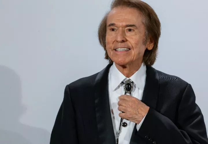 Raphael posa en el 'photocall' de la entrega del premio 'Hombre del Año Esquire 2024'. Foto: EFE / Zipi