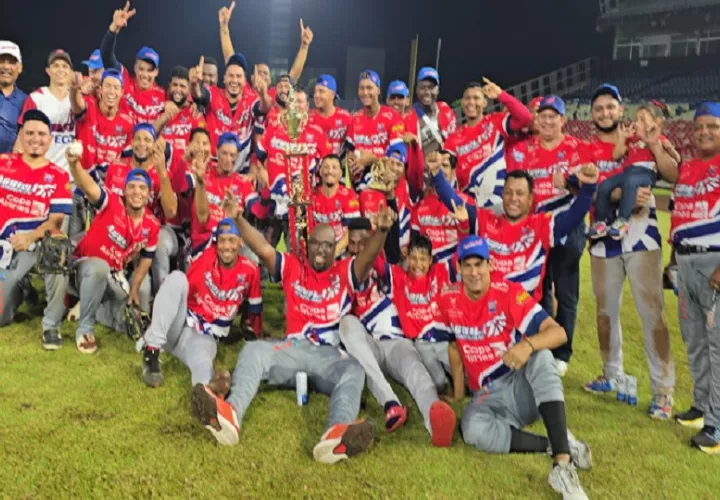 Los jugadores Águilas Metropolitanas festejan el título en Probeis. Foto: Probeis