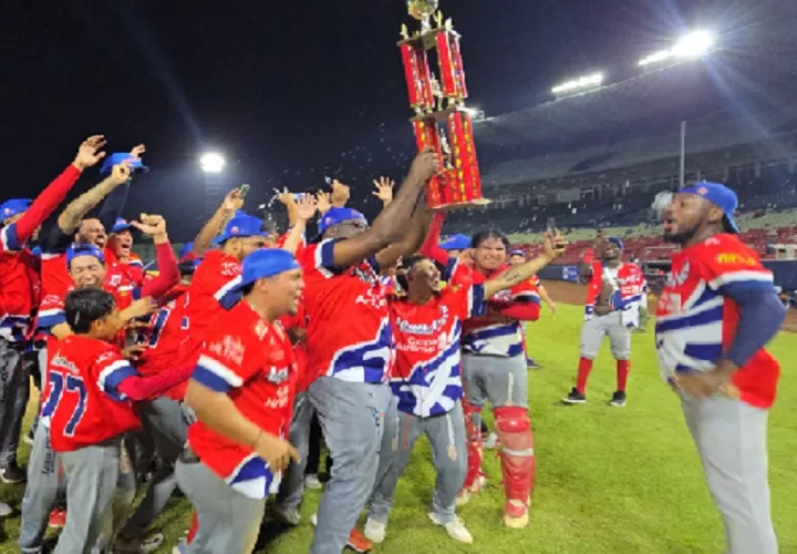 Los jugadores Águilas Metropolitanas festejan el título en Probeis. Foto: Probeis