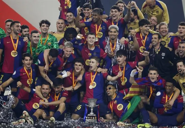Jugadores de Barcelona festejan con la Supercopa de España. Foto: EFE