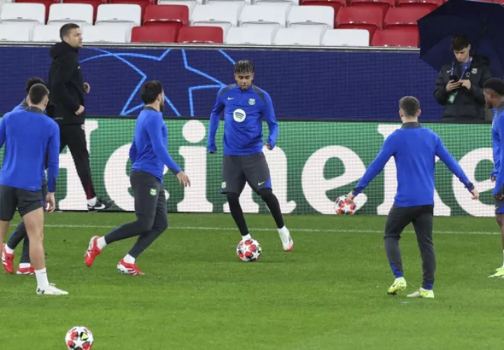 Lamine Yamal (cent.) y los jugadores del Barcelona, durante los entrenamientos con miras al partido contra Benfica. Foto: EFE