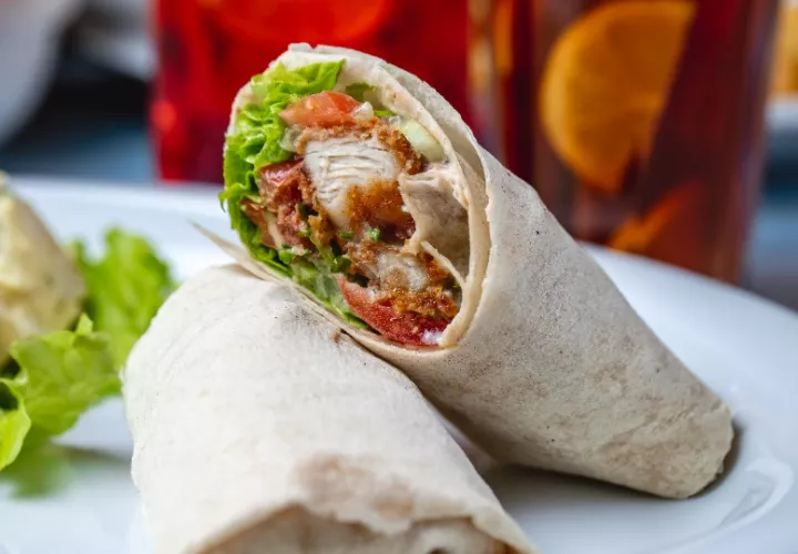 Wraps de pollo y vegetales. Foto: Ilustrativa / Freepik