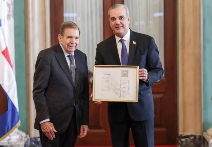 Edmundo González  junto al presidente de República Dominicana, Luis Abinader sosteniendo un cuadro con actas electorales. Foto: X