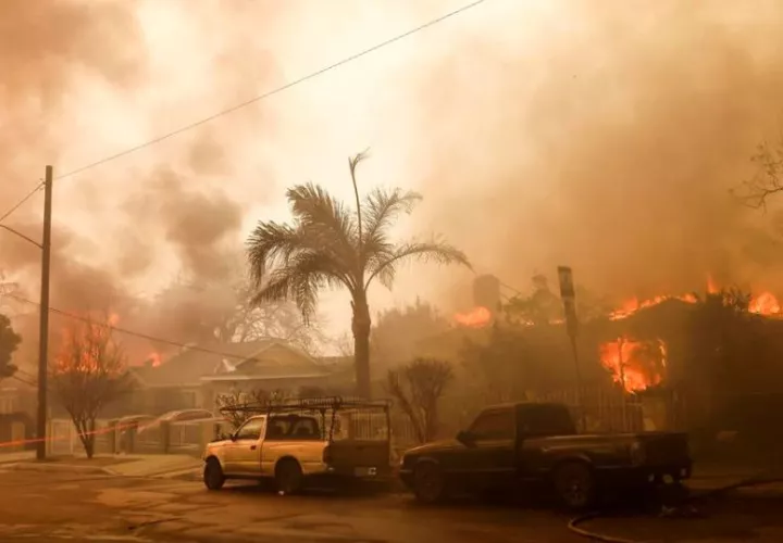 Casas arden como consecuencia del incendio forestal Eaton en Altadena, California (EE.UU.). Foto: EFE