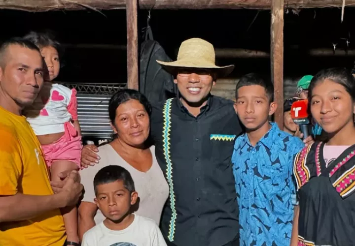 La familia Valdés Camaño y Jermaine Cumberbatch. Foto: Instagram / @jercumberbatch