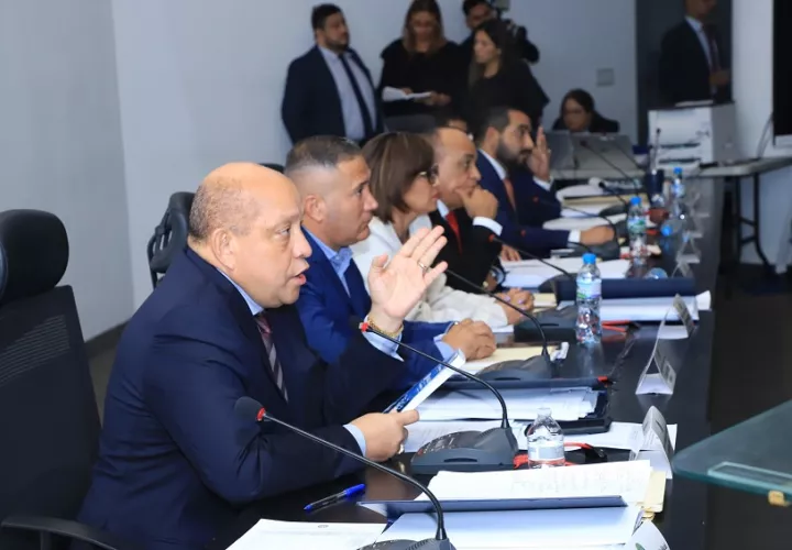 El diputado Crispiano Adames llama a la calma a miembros de organizaciones populares, durante el debate de las reformas a la CSS. Foto: Cortesía Asamblea