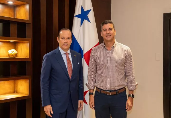 Santiago Peña, presidente de Paraguay junto al canciller Javier Martínez-Acha. Foto: Cortesía