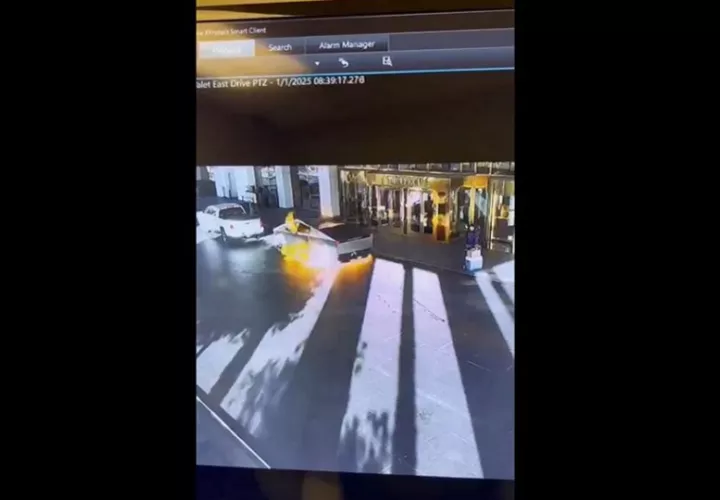Captura de video tomada de la cuenta en X @LasVegasLocally del momento de la explosión de vehículo. EFE